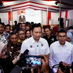 Menko AHY dan Wamen ATR/BPN saat penyerahan sertifikat PTSL di Pacitan.