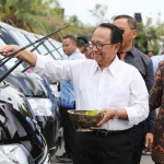 Bupati Blitar Rijanto saat proses penyerahan hadiah mobil didampingi kepala Dinas Pemberdayaan Masyarakat dan Desa (Dindamade) Mujianto di halaman Kantor Pemkab Blitar di Kanigoro, Ahad (10/11/2019).