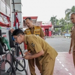 Petugas dari Disperdagin Kota Kediri saat melakukan pengawasan dan tera ulang di sebuah SPBU. Foto: Ist 