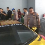 Kapolda Jatim Irjen Luki Hermawan menunjukkan salah satu supercar jenis Lamborghini yang disita karena tak dilengkapi surat-surat kendaraan.