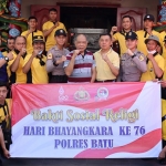 Personel Polres Batu saat foto bersama dalam giat Bakti Sosial Religi.