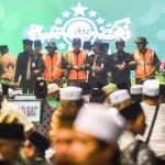 Para Anggota Banser (Barisan Ansor Serbaguna Nahdlatul Ulama) membuat barikade di panggung saat pembahasan Tata Tertib Muktamar NU ke 33 di Alun-Alun Jombang, Jawa Timur, 2 Agustus 2015. Foto: ANTARA FOTO/Zabur Karuru/CNN Indonesia