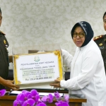 Wali Kota Surabaya Tri Rismaharini memberikan penghargaan kepada Kejaksaan.