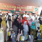 Kajari Gresik Pandu Pramukartika bersama anak yatim dan piatu. foto: SYUHUD/ BANGSAONLINE
