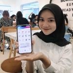 Mahasiswi asal Malang saat menunjukkan JKN Mobile. 