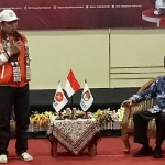 
Firman saat mendaftar bacaleg ditemui Ketua KPUD Zainul Faizin.