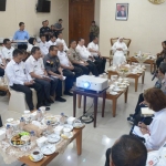 Gubernur Khofifah Indar Parawansa langsung memimpin rapat internal terbatas bersama sejumlah OPD di Pemprov Jatim, Rabu (8/1). Foto : ist