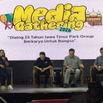 Manager Marketing dan Public Relation Jatim Park Group, Titik S. Aryanto, memandu dialog manajemen bersama awak media.