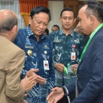 Bupati Sambari saat menyalami sejumlah peserta dalam pembukaan Diklatpim.