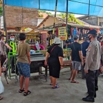 Petugas Polres Gresik memeriksa para pengunjung yang hendak masuk ke Pantai Delegan, Panceng. foto: ist.