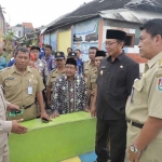 Bupati Fathul Huda (berpeci) saat berbincang dengan nelayan.