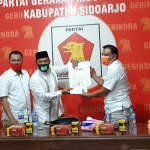 SAH: Bambang Haryo Soekartono (BHS) menyerahkan tembusan rekomendasi DPP Partai Gerindra kepada DPC Partai Gerindra Sidoarjo, Sabtu (25/7). foto: MUSTAIN/ BANGSAONLINE