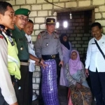 Forkompimcam Semanding mendatangi rumah nenek Khamimah. 