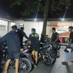 Belasan remaja diamankan ke Mapolres Tuban lantaran mengganggu ketertiban umum dengan menggeber knalpot brong, Minggu (13/4/2025).