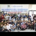 Para peserta UKW foto bersama usai acara ditutup.