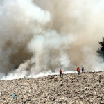 Kepulan asap dari tumpukan sampah di TPA Tlekung yang terbakar.