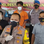 Seorang penerjemah bahasa isyarat sedang menerjemahkan perkataan Kapolresta Banyuwangi Kombes Pol Arman Asmara Syarifuddin saat memaparkan materi.