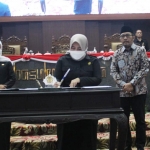 Wakil Ketua DPRD Jatim Anik Maslachah menandatangani berita acara pengesahan perda tenaga keperawatan, disaksikan Gubernur Khofifah dan Wakil Ketua DPRD Jatim Sahat Tua Simanjuntak. Foto: Ist.