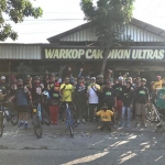 Anha dan Nadlir bersama puluhan pecinta gowes yang tergabung di Gardu Anha. foto: SYUHUD/ BANGSAONLINE