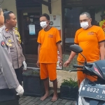 Dua pelaku curanmor saat dihadirkan dalam rilis pers di Polsek Singosari.