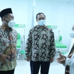 Bupati Gresik, Fandi Akhmad Yani, didampingi Sekda Gresik, Achmad Washil, saat menghadiri peresmian RS Nyai Ageng Pinatih. Foto: SYUHUD/ BANGSAONLINE