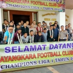 Kedatangan pemain Bhayangkara Football Club (BFC) di Bandara Juanda Surabaya di Sidoarjo disambut hangat oleh Wakapolda Jawa Timur Brigjend Pol, Awan Samoedra dan seluruh Pejabat Utama Polda Jawa Timur, serta lima Kapolres, Minggu (17/12).