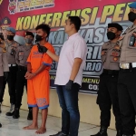 Kapolresta Sidoarjo, Kombes Pol Kusumo Wahyu Bintoro, saat menginterogasi pembunuh PSK di Dusun Buntut RT 11 RW 06, Desa Mojoruntut, Kecamatan Krembung.