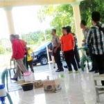 Tim KPK saat menggeledah kantor balai desa Dasok, kecamatan Pademawu, Kabupaten Pamekasan. foto: ERRI/ BANGSAONLINE