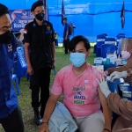 Ketua Satgas NasDem Peduli Kabupaten Kediri, Khusnul Arif,  saat meninjau pelaksanaan vaksinasi dosis kedua di Lapangan Desa Gedangsewu,  Kecamatan Pare, Kabupaten Kediri. Foto: MUJI HARJITA/ BANGSAONLINE.com