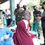Wabup Riyadi saat meninjau vaksinasi di Kecamatan Grabagan, Selasa (23/11).