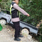 Polisi saat tiba di jembatan Desa Somber, Kecamatan Tambelangan, Sampang, Jawa Timur, untuk melakukan evakuasi korban dan pikap yang tergelincir, Sabtu (14/6/2025). Foto: Dok. Humas Polres Sampang.