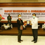 Bupati Sambari bersama Ketua KPU Achmad Roni. foto: SYUHUD/ BANGSAONLINE