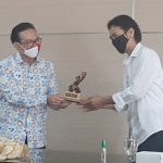 Bupati Madiun Ahmad Dawami saat menerima kunjungan Kepala BKKBN Pusat Dr. Hasto Wardoyo (kiri). 