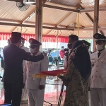 Bupati Bangkalan R. Abdul Latif Amin Imron melantik serentak 111 kepala desa terpilih periode 2021-2027 di Pendopo Agung Bangkalan, Rabu (28/7/2021). (foto: ist)