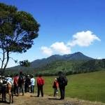 Wisatawan sedang menikmati kawah wurung dan padang savana. Foto: sugiyanto/BANGSAONLINE