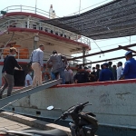 Pengadilan Negeri Kota Probolinggo saat melakukan sita eksekusi terhadap kapal milik PT Jala Karya Sukses Abadi di tempat sandar PPP Mayangan.