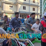 Para tukang becak di Bangkalan saat menerima THR atau tunjangan hari raya dari seorang politikus Demokrat.