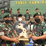 Danyonif Para Raider 503/Mayangkara memberikan cendera mata ke Pangdivif 2 Kostrad.

