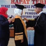 Prof. Dr. Dra. Supiana Dian Nurtjahyani, M.Kes. saat dikukuhkan sebagai Guru Besar ke-2 kampus tersebut, Kamis (26/12).