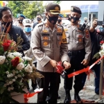 Kapolres Kediri, AKBP Lukman Cahyono saat menggunting pita tanda di-launching-nya Kampung Tangguh Semeru di 10 desa di Kecamatan Kayen Kidul. (foto: MUJI/ BANGSAONLINE)