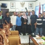 Rektor Unirow foto bersama alumni yang berprofesi sebagai jurnalis usai melakukan ramah tamah.