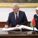 Gubernur Jawa Timur Khofifah Indar Parawansa melakukan penandatangan kerjasama dengan Duta Besar Belarus H. E. Valery Kolesnik di Gedung Negara Grahadi, Senin (12/8) sore. foto: istimewa/ bangsaonline.com