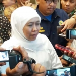 Mensos RI, Khofifah Indar Parawansa memberi keterangan pers usai memimpin rapat koordinasi penyusunan pelaporan akhir perjalanan subsidi Ranstra di Hotel Wyndham, Surabaya. foto: DIDI ROSADI/ BANGSAONLINE 