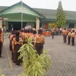 Para pelajar mengikuti pelatihan baris berbaris saat Persami di Kodim Tipe A 0830/Surabaya Utara.