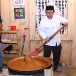 Bupati Blitar Rijanto, mempraktikkan cara membuat jenang khas Blitar dalam pekan budaya.