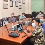 Bupati Yuhronur saat melakukan zoom dengan Guru Besar IPB Prof. Dr. Muladno.