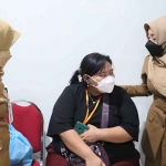 Bupati Ikfina meninjau operasi katarak di RSUD RA. Basoeni dan Prof. Soekandar Mojosari.