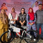 Foto bersama usai sosialisasi percepatan penurunan stunting di Jakarta Barat.