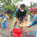 Orang tua dan siswa KB-TK Al Muslim Sidoarjo saat mengikuti Family Day.