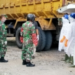 Saat tim medis melakukan evakuasi pasien positif Corona di Desa Bendung, Kecamatan Jetis. foto: SOFFAN/ BANGSAONLINE